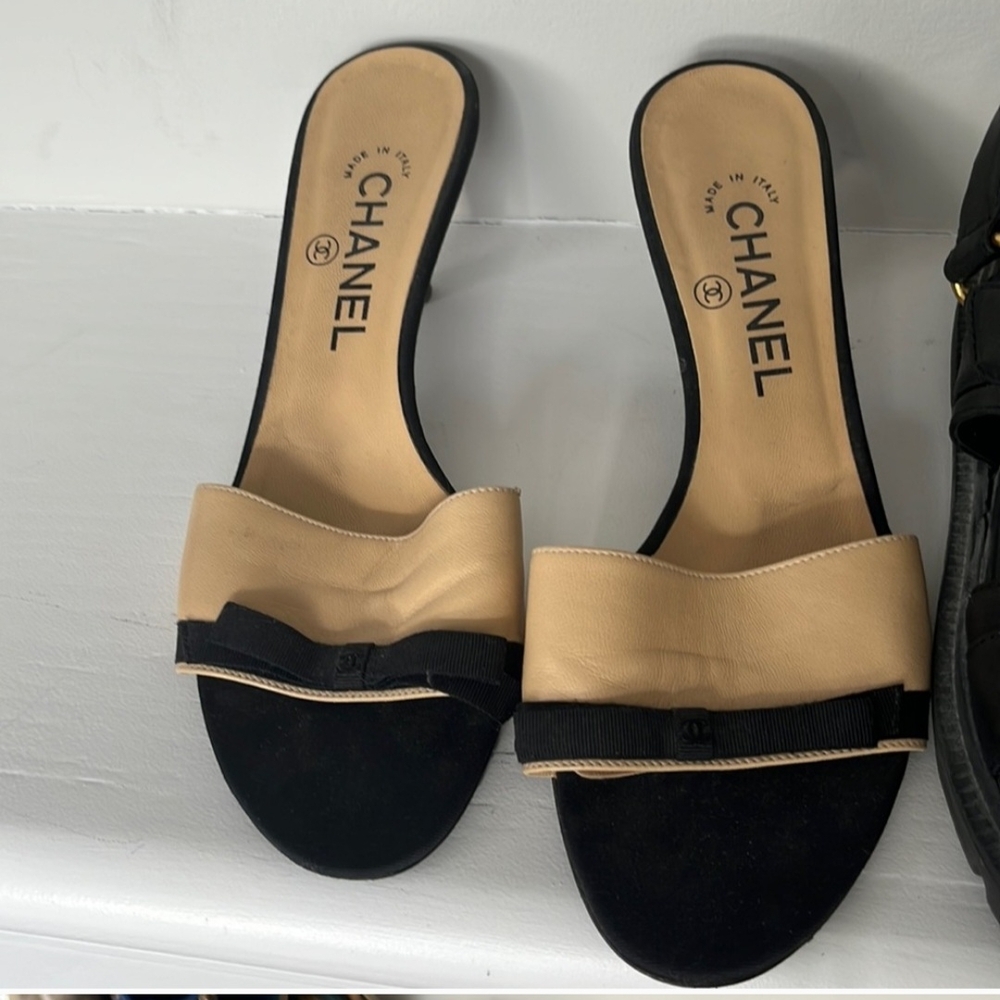 CHANEL Women's Black and Tan Sandals